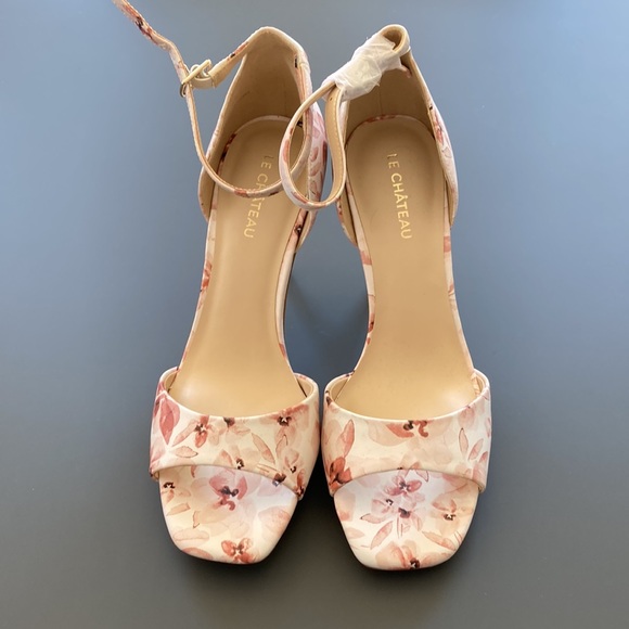 Brand new Le Château sandals never worn - Picture 4 of 4